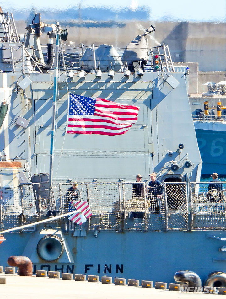 [서귀포=뉴시스] 우장호 기자 = 27일 오후 제주 서귀포시 강정동 제주해군기지에 미 해군 7함대 소속 이지스 구축함 '존 핀'(DDG-113)이 정박해 있다. '존 핀'은 2020년 11월 서태평양에서 북한의 대륙간탄도미사일(ICBM)을 가정한 발사체를 요격하는 시험에 성공한 것으로 알려져 있다. 2023.10.27. woo1223@newsis.com