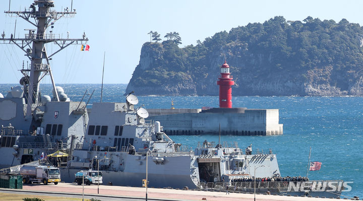 [서귀포=뉴시스] 우장호 기자 = 중국 인민해방군 동부전구는 미국 해군의 함정 2척이 대만해협을 통과했다며 이들을 추적과 감시, 경계했다고 발표했다. 사진은 2023년 10월 27일 오후 제주 서귀포시 강정동 제주해군기지에 미 해군 7함대 소속 이지스 구축함 '존 핀'(DDG-113)이 정박해 있는 모습. 2026.01.18. woo1223@newsis.com