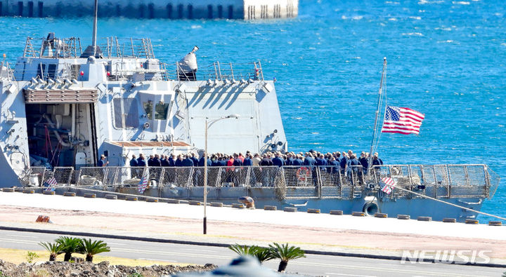 [서귀포=뉴시스] 우장호 기자 = 27일 오후 제주 서귀포시 강정동 제주해군기지에 미 해군 7함대 소속 이지스 구축함 '존 핀'(DDG-113)이 정박해 있다. '존 핀'은 2020년 11월 서태평양에서 북한의 대륙간탄도미사일(ICBM)을 가정한 발사체를 요격하는 시험에 성공한 것으로 알려져 있다. 2023.10.27. woo1223@newsis.com