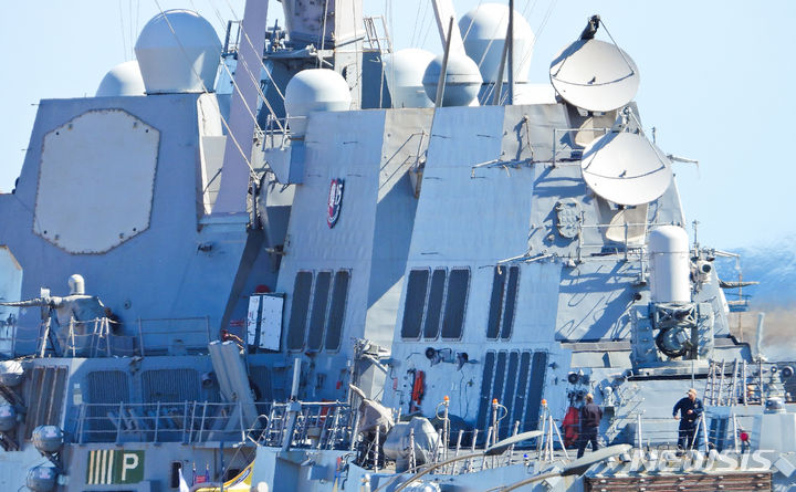 [서귀포=뉴시스] 우장호 기자 = 27일 오후 제주 서귀포시 강정동 제주해군기지에 미 해군 7함대 소속 이지스 구축함 '존 핀'(DDG-113)이 정박해 있다. '존 핀'은 2020년 11월 서태평양에서 북한의 대륙간탄도미사일(ICBM)을 가정한 발사체를 요격하는 시험에 성공한 것으로 알려져 있다. 2023.10.27. woo1223@newsis.com