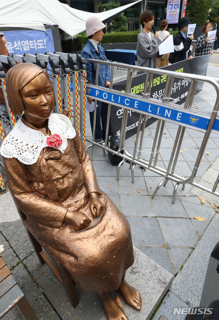 [서울=뉴시스] 최진석 기자 = 일본군 위안부 피해자를 '매춘부'로 표현하는 등 명예를 훼손한 혐의로 재판에 넘겨졌던 박유하(65) 세종대학교 명예교수에 대해 대법원이 무죄 취지 판결을 내린 데 대해, 일본 언론은 "현명한 대응"이라고 평가했다. 사진은 평화나비네트워크 회원들이 지난 27일 서울 종로구 평화의 소녀상 옆에서 박유하 대법원 무죄판결 규탄 긴급 기자회견을 하고 있는 모습. 2023.10.30. myjs@newsis.com