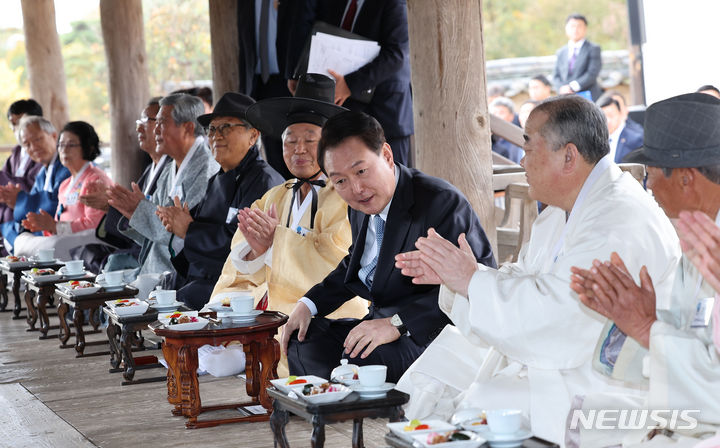 [안동=뉴시스] 조수정 기자 = 윤석열 대통령이 27일 오후 경북 안동 병산서원 누각 만대루에서 유림간담회를 주재, 박수를 받고 있다. (대통령실통신사진기자단) 2023.10.27. chocrystal@newsis.com