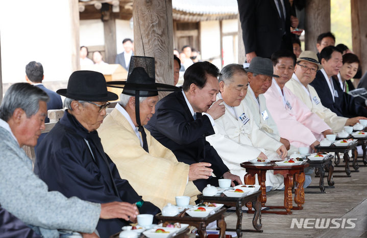 [안동=뉴시스] 조수정 기자 = 윤석열 대통령이 27일 오후 경북 안동 병산서원 누각 만대루에서 유림간담회에서 차를 마시고 있다. (대통령실통신사진기자단) 2023.10.27. chocrystal@newsis.com