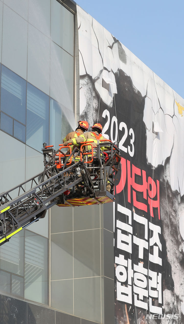 [대전=뉴시스] 강종민 기자 = 27일 대전시 유성구 기초과학연구원에서 지진 발생을 가정해 열린 2023 국가단위 긴급구조 종합훈련에서 소방대원이 화재를 진압하고 있다. 2023.10.27. ppkjm@newsis.com