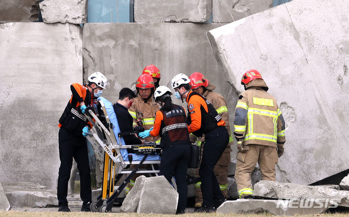 [대전=뉴시스] 강종민 기자 = 27일 대전시 유성구 기초과학연구원에서 지진 발생을 가정해 열린 2023 국가단위 긴급구조 종합훈련에서 구조대원들이 무너진 건물더미에서 인명을 구조하고 있다. 2023.10.27. ppkjm@newsis.com