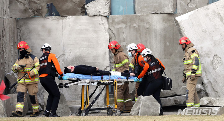 [대전=뉴시스] 강종민 기자 = 27일 대전시 유성구 기초과학연구원에서 지진 발생을 가정해 열린 2023 국가단위 긴급구조 종합훈련에서 구조대원들이 무너진 건물더미에서 인명을 구조하고 있다. 2023.10.27. ppkjm@newsis.com