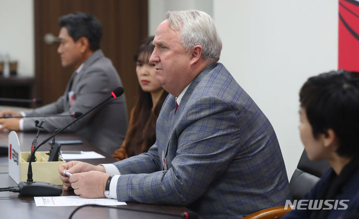 [서울=뉴시스] 추상철 기자 = 인요한 국민의힘 혁신위원장이 27일 오후 서울 여의도 국민의힘 당사에서 열린 '국민의힘 혁신위원회' 첫 회의에서 발언하고 있다. 2023.10.27. scchoo@newsis.com