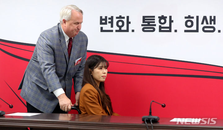 [서울=뉴시스] 추상철 기자 = 인요한 국민의힘 혁신위원장이 27일 오후 서울 여의도 국민의힘 당사에서 열린 '국민의힘 혁신위원회' 첫 회의에서 이소희 혁신위원과 함께 참석하고 있다. 2023.10.27. scchoo@newsis.com