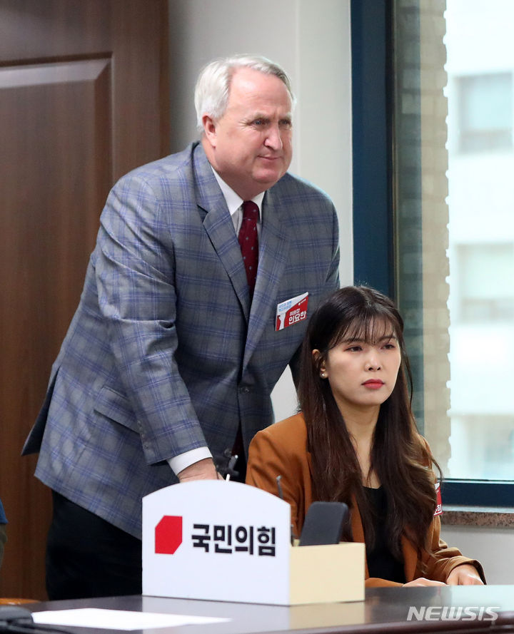 [서울=뉴시스] 추상철 기자 = 인요한 국민의힘 혁신위원장이 27일 오후 서울 여의도 국민의힘 당사에서 열린 '국민의힘 혁신위원회' 첫 회의에서 이소희 혁신위원과 함께 참석하고 있다. 2023.10.27. scchoo@newsis.com