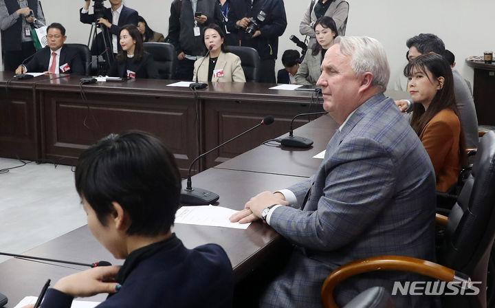 [서울=뉴시스] 추상철 기자 = 인요한 국민의힘 혁신위원장이 27일 오후 서울 여의도 국민의힘 당사에서 열린 '국민의힘 혁신위원회' 첫 회의에서 위원들의 소개를 듣고 있다. 2023.10.27. scchoo@newsis.com