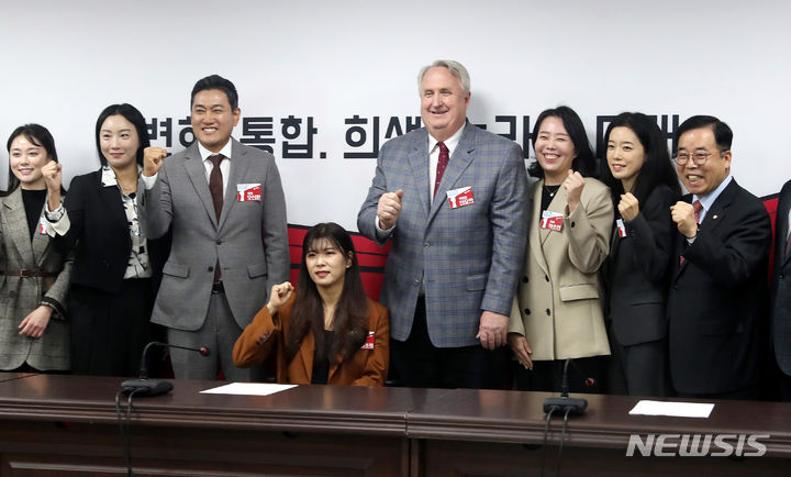 국민의힘 혁신위원회. [서울=뉴시스] 추상철 기자 = 인요한 국민의힘 혁신위원장이 지난 27일 오후 서울 여의도 국민의힘 당사에서 열린 '국민의힘 혁신위원회' 첫 회의에서 혁신위원들과 기념촬영을 하고 있다. 2023.10.27. scchoo@newsis.com