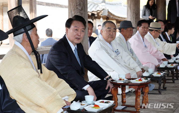 [안동=뉴시스] 조수정 기자 = 윤석열 대통령이 27일 오후 경북 안동 병산서원 누각 만대루에서 열린 유림간담회에서 발언하고 있다. (대통령실통신사진기자단) 2023.10.27. chocrystal@newsis.com