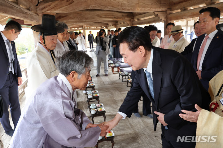 [안동=뉴시스] 조수정 기자 = 윤석열 대통령이 27일 오후 경북 안동 병산서원에서 열린 유림간담회에 입장하며 참석자들과 인사하고 있다. (대통령실통신사진기자단) 2023.10.27. chocrystal@newsis.com