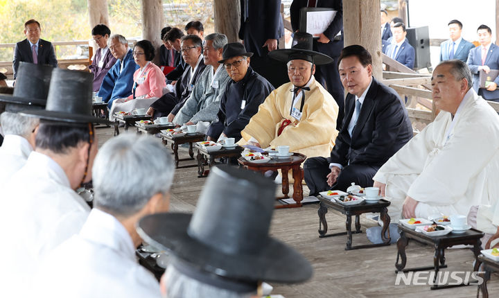 [안동=뉴시스] 조수정 기자 = 윤석열 대통령이 27일 오후 경북 안동 병산서원 누각 만대루에서 열린 유림간담회에서 발언하고 있다. (대통령실통신사진기자단) 2023.10.27. chocrystal@newsis.com