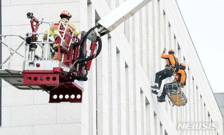 [대전=뉴시스] 강종민 기자 = 27일 대전시 유성구 기초과학연구원에서 지진 발생을 가정해 열린 2023 국가단위 긴급구조 종합훈련에서 구조대원들이 인명을 구조하고 있다. 2023.10.27. ppkjm@newsis.com