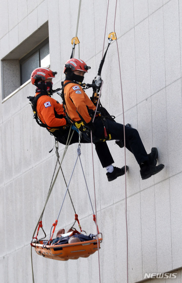 [대전=뉴시스] 강종민 기자 = 27일 대전시 유성구 기초과학연구원에서 지진 발생을 가정해 열린 2023 국가단위 긴급구조 종합훈련에서 구조대원들이 인명을 구조하고 있다. 2023.10.27. ppkjm@newsis.com