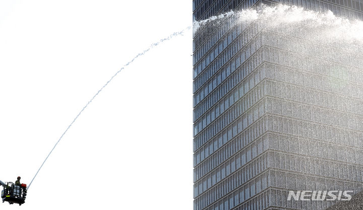 [대전=뉴시스] 강종민 기자 = 27일 대전시 유성구 기초과학연구원에서 지진 발생을 가정해 열린 2023 국가단위 긴급구조 종합훈련에서 소방대원이 화재를 진압하고 있다. 2023.10.27. ppkjm@newsis.com