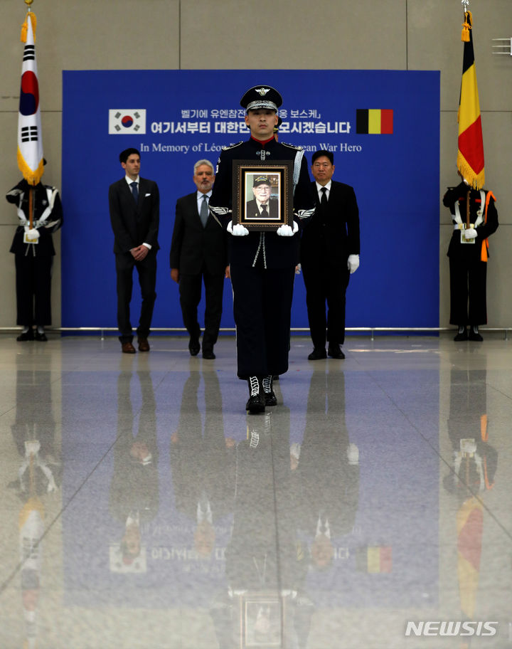 [인천공항=뉴시스] 김명년 기자 = 27일 오후 인천국제공항 제2터미널 입국장에서 고 레옹 보스케 벨기에 유엔참전용사 유해 봉환식이 거행되고 있다. 2023.10.27. kmn@newsis.com