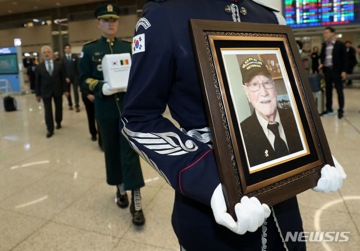 [인천공항=뉴시스] 김명년 기자 = 27일 오후 인천국제공항 제2터미널 입국장에서 고 레옹 보스케 벨기에 유엔참전용사 유해 봉환식이 거행되고 있다. 2023.10.27. kmn@newsis.com