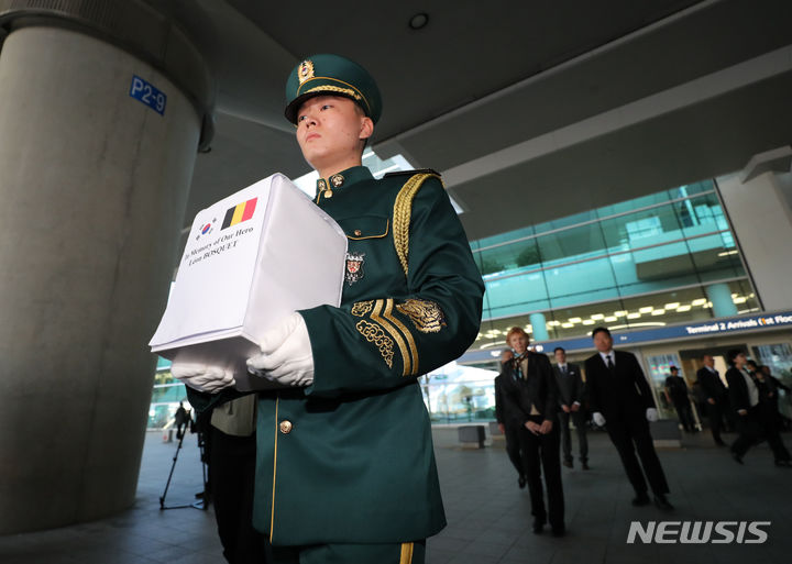 [인천공항=뉴시스] 김명년 기자 = 27일 오후 인천국제공항 제2터미널 입국장에서 고 레옹 보스케 벨기에 유엔참전용사 유해 봉환식이 거행되고 있다. 2023.10.27. kmn@newsis.com