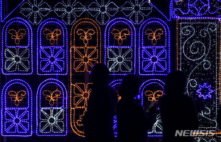 [서울=뉴시스] 정병혁 기자 = 27일 서울 송파구 석촌호수에서 열린 '호수의 가을과 겨울 그리고 루미나리에'를 찾은 시민들이 형형색색으로 꾸며진 빛 터널을 지나며 즐거운 시간을 보내고 있다. 2023.10.27. jhope@newsis.com
