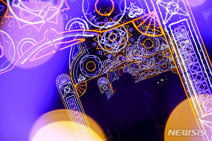 [서울=뉴시스] 정병혁 기자 = 27일 서울 송파구 석촌호수에서 열린 '호수의 가을과 겨울 그리고 루미나리에'를 찾은 시민들이 형형색색으로 꾸며진 빛 터널을 지나며 즐거운 시간을 보내고 있다. 2023.10.27. jhope@newsis.com