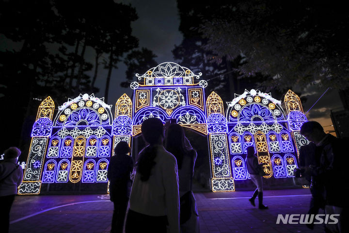[서울=뉴시스] 정병혁 기자 = 27일 서울 송파구 석촌호수에서 열린 '호수의 가을과 겨울 그리고 루미나리에'를 찾은 시민들이 형형색색으로 꾸며진 빛 터널을 지나며 즐거운 시간을 보내고 있다. 2023.10.27. jhope@newsis.com
