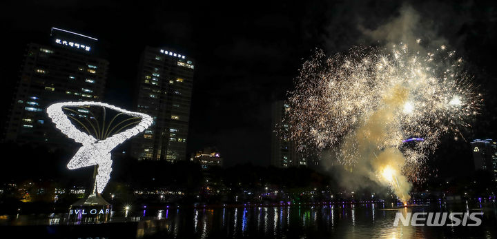 [서울=뉴시스] 정병혁 기자 = 27일 서울 송파구 석촌호수에서 열린 '호수의 가을과 겨울 그리고 루미나리에' 개막식에서 화려한 불꽃쇼가 펼쳐지고 있다. 2023.10.27. jhope@newsis.com