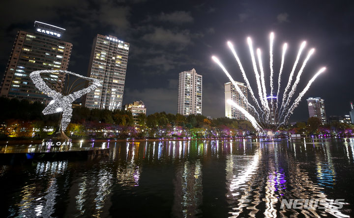 [서울=뉴시스] 정병혁 기자 = 27일 서울 송파구 석촌호수에서 열린 '호수의 가을과 겨울 그리고 루미나리에' 개막식에서 화려한 불꽃쇼가 펼쳐지고 있다. 2023.10.27. jhope@newsis.com