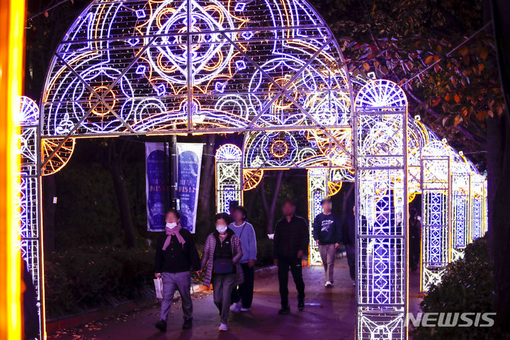 [서울=뉴시스] 정병혁 기자 = 27일 서울 송파구 석촌호수에서 열린 '호수의 가을과 겨울 그리고 루미나리에'를 찾은 시민들이 형형색색으로 꾸며진 빛 터널을 지나며 즐거운 시간을 보내고 있다. 2023.10.27. jhope@newsis.com