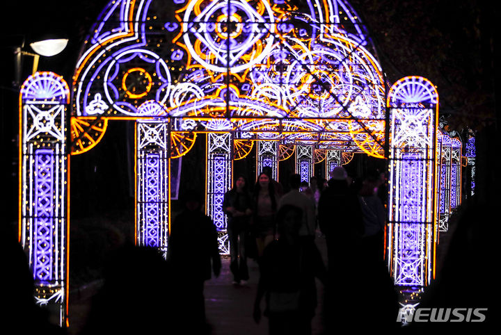 [서울=뉴시스] 정병혁 기자 = 27일 서울 송파구 석촌호수에서 열린 '호수의 가을과 겨울 그리고 루미나리에'를 찾은 시민들이 형형색색으로 꾸며진 빛 터널을 지나며 즐거운 시간을 보내고 있다. 2023.10.27. jhope@newsis.com