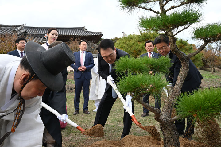 [안동=뉴시스] 윤석열 대통령이 27일 오후 유림간담회를 위해 찾은 경북 안동 병산서원에서 유림들과 기념 식수를 심고 있다. (사진=대통령실 제공) 2023.10.27. photo@newsis.com *재판매 및 DB 금지