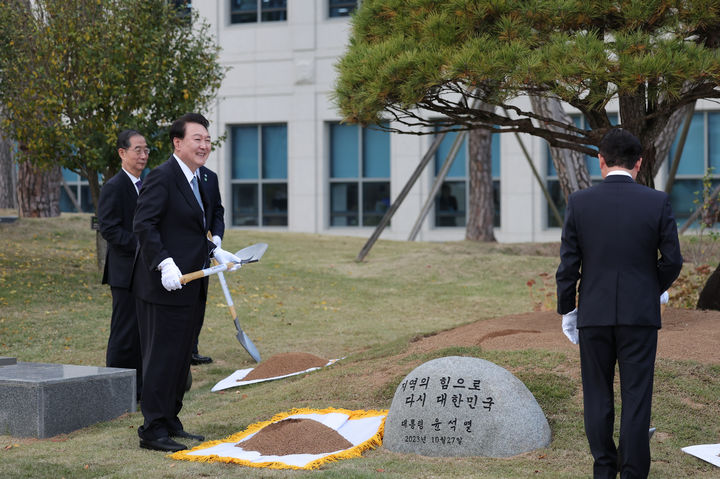 [안동=뉴시스] 윤석열 대통령이 27일 오후 경북 안동 경상북도청에서 열린 제5회 중앙지방협력회의에 앞서 도청 앞뜰에 기념 식수를 심고 있다. (사진=대통령실 제공) 2023.10.27. photo@newsis.com *재판매 및 DB 금지