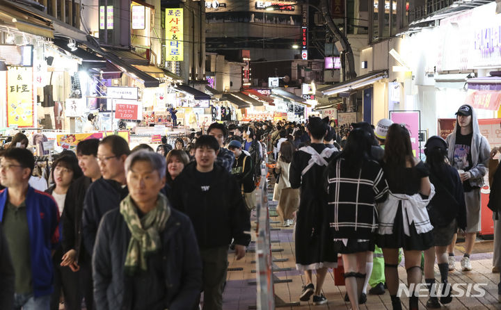 [서울=뉴시스] 김근수 기자 = 핼러윈 데이를 앞둔 27일 서울 마포구 홍대거리 인근에서 시민들로 붐비고 있다. 정부는 핼러윈 기간 인파 밀집 위험도가 높을 것으로 예상되는 서울 이태원과 홍대, 명동 등 4곳을 집중적으로 관리하기로 했다. 오는 31일 핼러윈 데이에 앞서 주말인 28~29일에 주요 번화가에 인파가 몰릴 것으로 관측돼 용산구 등 서울 자치구들이 선제 대응에 나선다고 밝혔다. 2023.10.27. ks@newsis.com