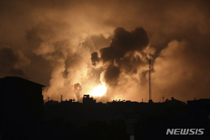 [가자지구=AP/뉴시스] 27일(현지시각) 가자지구 북부에서 이스라엘의 폭격으로 폭발이 일어나고 있다. 2023.10.28.