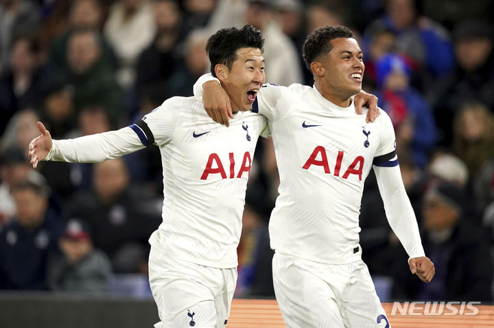 [런던=AP/뉴시스]손흥민(왼쪽)이 28일 오전 4시(한국시간) 영국 런던의 셀허스트 파크에서 열린 크리스탈 팰리스와의 2023~2024 잉글랜드 프로축구 프리미어리그(EPL) 10라운드에서 1-0으로 앞선 후반 추가골을 기록하며 토트넘의 2-1 승리를 이끌었다.