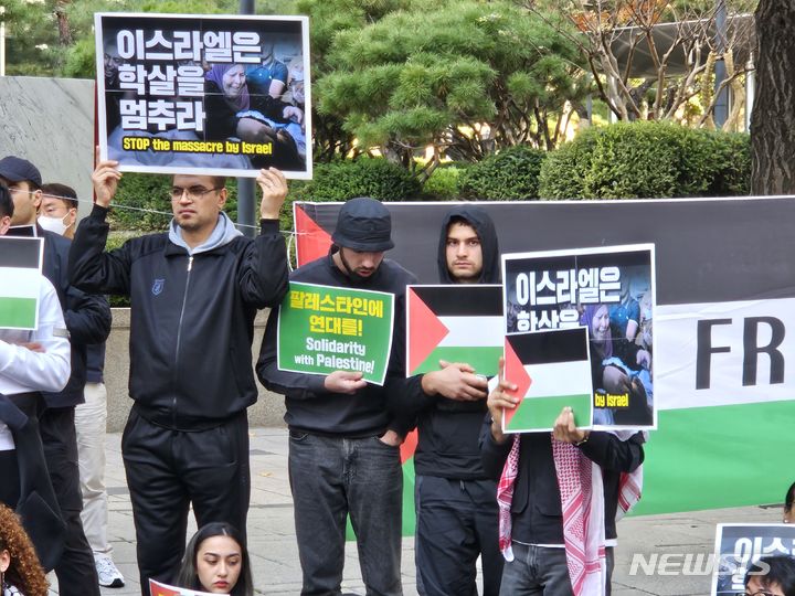 [서울=뉴시스] 박광온 기자 = 진보 단체 노동자연대와 재한 팔레스타인 등은 28일 오후 2시 서울 중구 주한이스라엘대사관 인근에서 팔레스타인 지지 집회를 열고 "이스라엘은 가자지구에 대한 폭격을 중단하라"고 목소리를 높였다. 2023.10.28. photo@newsis.com 