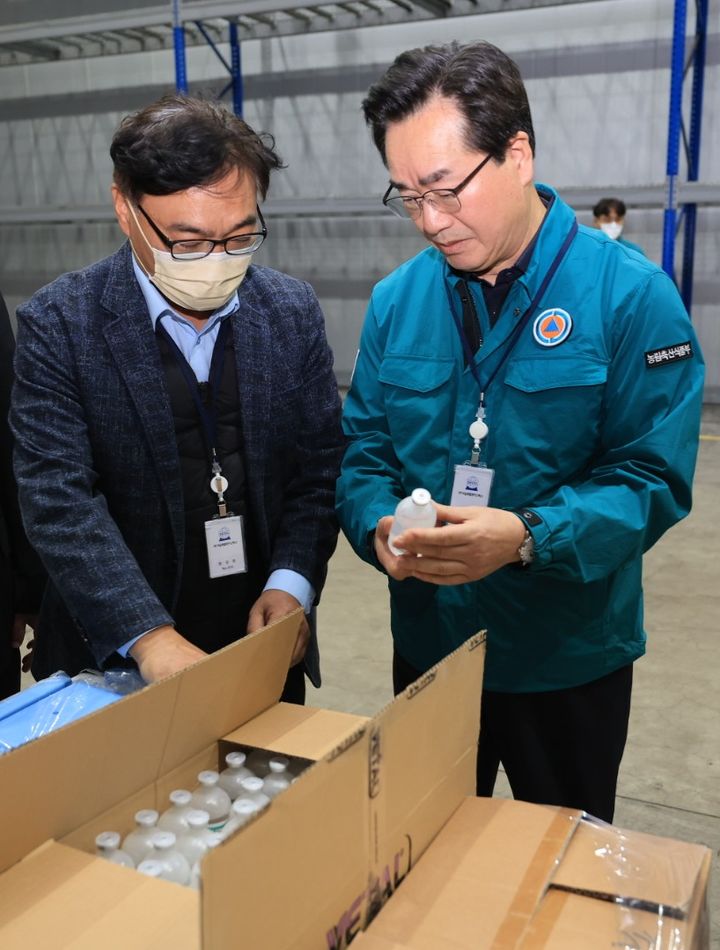 [세종=뉴시스] 정황근 농림축산식품부 장관이 28일 인천국제공항 화물터미널 자유무역지역에서 국내로 긴급 수입된 럼피스킨병 백신 통관과 운송 상황 등을 점검하고 있다. (사진=농식품부 제공) *재판매 및 DB 금지