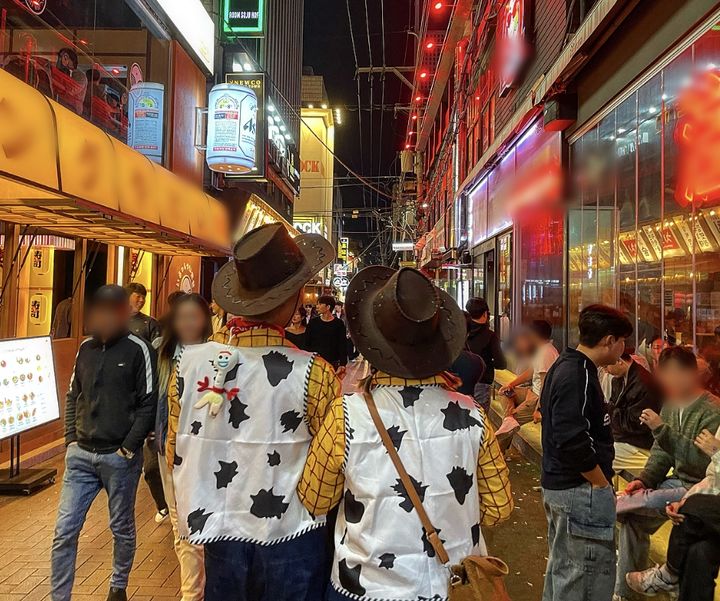 [대구=뉴시스] 대구시 중구 동성로 클럽골목 일대에서 핼러윈 분장을 한 연인이 걷고 있다. 뉴시스DB. 2025.10.29. photo@newsis.com *재판매 및 DB 금지