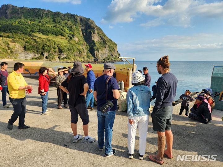 [제주=뉴시스] 제주도에 따르면 문화체육관광부 해외문화홍보원과 협업을 통해 초청된 프랑스 언론인들이 지난 23일부터 31일까지 제주해녀문화를 취재한다. 사진은 프랑스 언론인들의 취재 모습. (사진=제주도 제공) 2023.10.29. photo@newsis.com *재판매 및 DB 금지