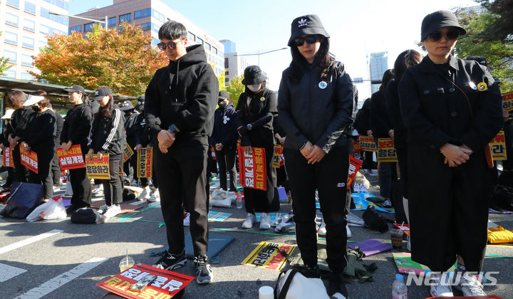 [서울=뉴시스] 최진석 기자 = 28일 서울 여의도 국회 앞에서 50만교원 총궐기 아동복지법 개정 촉구 집회에 참가한 교사들이 순직 동료교사들을 기리는 묵념을 하고 있다. 2023.10.28. myjs@newsis.com