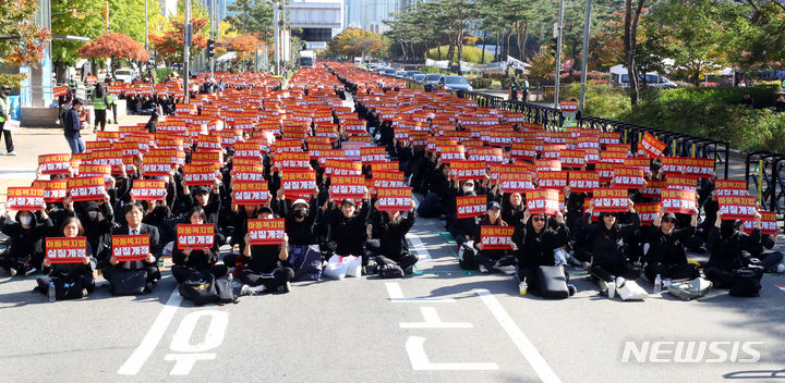 [서울=뉴시스] 최진석 기자 = 28일 서울 여의도 국회 앞에서 50만교원 총궐기 아동복지법 개정 촉구 집회에 참가한 교사들이 피켓을 들고 구호를 외치고 있다. 2023.10.28. myjs@newsis.com