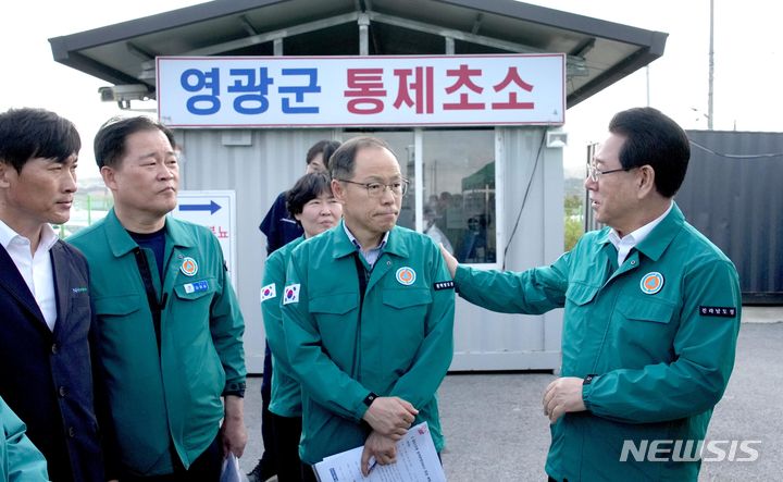 [영광=뉴시스] 이창우 기자=김영록 전남도지사(오른쪽)가 28일 소 럼피스킨병 영광군 거점소독시설을 방문해 철저한 차단방역을 당부한 후 관계자들을 격려하고 있다. (사진=전남도 제공) 2023.10.28. photo@newsis.com *재판매 및 DB 금지