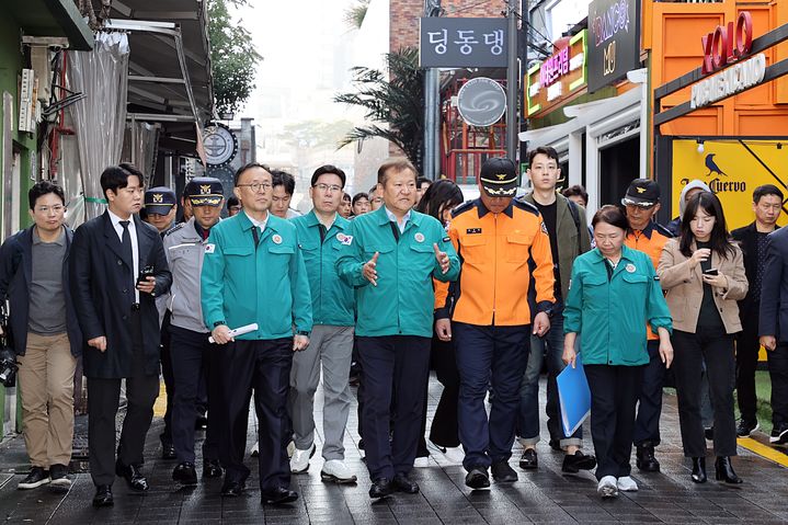 [서울=뉴시스] 최진석 기자 = 이상민 행정안전부 장관이 지난해 10월28일 오전 서울시 용산구 이태원 일대에서 핼러윈 대비 인파관리대책 현장 안전 점검을 하고 있다. (사진=행정안전부 제공)2023.10.28. photo@newsis.com *재판매 및 DB 금지