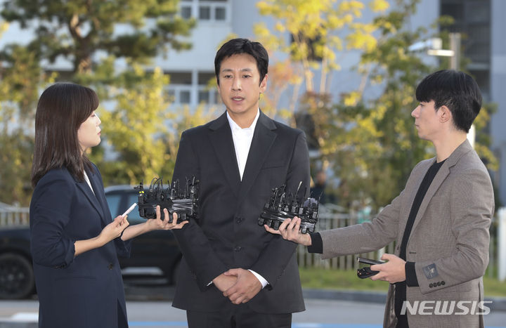 [인천=뉴시스] 김근수 기자 = 마약 투약혐의로 입건된 배우 이선균이 28일 인천 남동구 인천논현경찰서로 출석 전 취재진 질문에 답하고 있다. 2023.10.28. ks@newsis.com