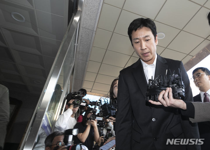 [인천=뉴시스] 김근수 기자 = 마약 투약혐의로 입건된 배우 이선균이 28일 인천 남동구 인천논현경찰서로 출석하고 있다. 2023.10.28. ks@newsis.com