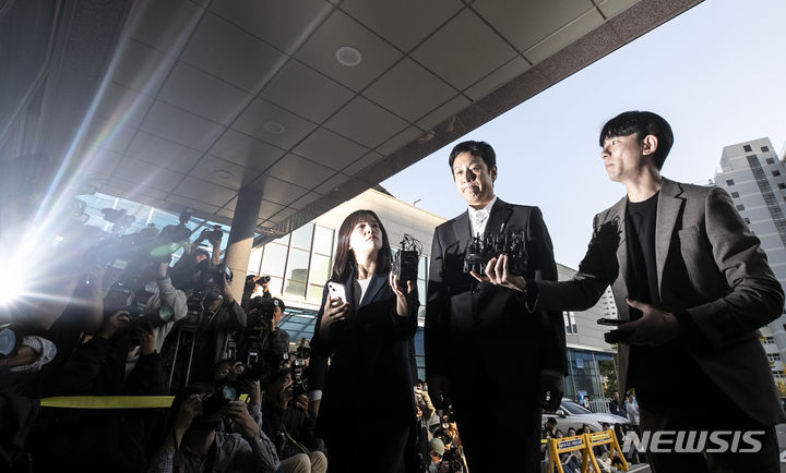 [인천=뉴시스] 김근수 기자 = 마약 투약혐의로 입건된 배우 이선균이 28일 인천 남동구 인천논현경찰서로 출석하고 있다. 2023.10.28. ks@newsis.com