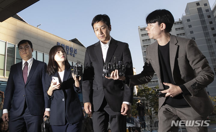 [인천=뉴시스] 김근수 기자 = 마약 투약혐의로 입건된 배우 이선균이 28일 인천 남동구 인천논현경찰서로 출석하고 있다. 2023.10.28. ks@newsis.com
