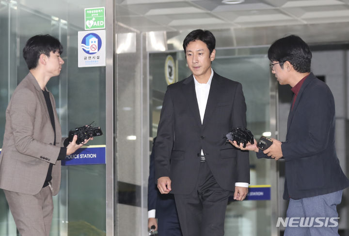 [인천=뉴시스] 김근수 기자 = 마약 투약혐의로 입건된 배우 이선균이 28일 인천 남동구 인천논현경찰서에서 시약 검사를 마치고 나서고 있다. 2023.10.28. ks@newsis.com