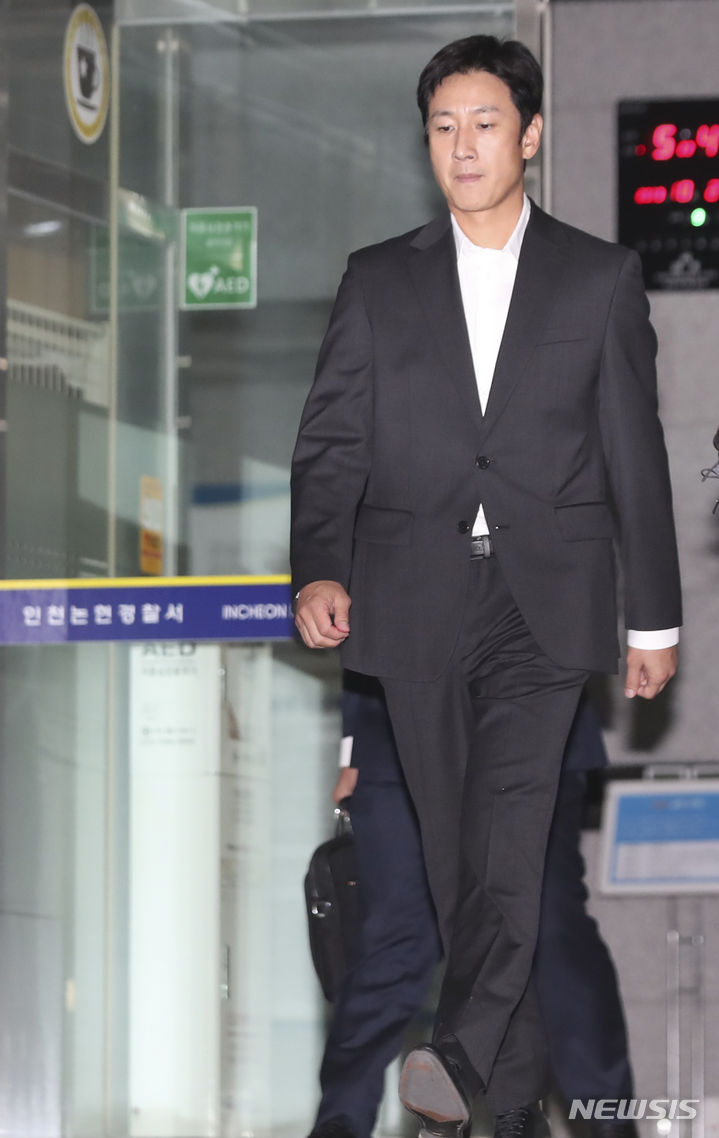 [인천=뉴시스] 김근수 기자 = 마약 투약혐의로 입건된 배우 이선균이 28일 인천 남동구 인천논현경찰서에서 시약 검사를 마치고 나서고 있다. 2023.10.28. ks@newsis.com